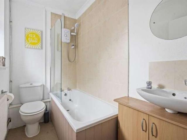 6 bed house for sale