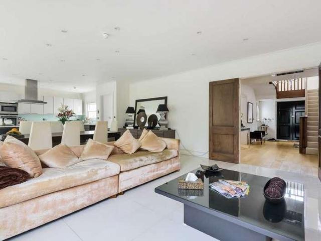 6 bed house for sale