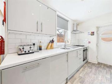 6 bed house for sale