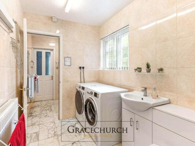 6 bed house for sale
