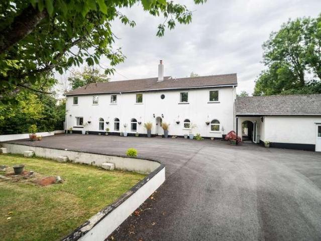 6 bed house for sale