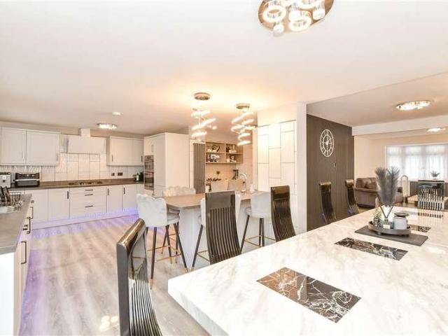 6 bed house for sale