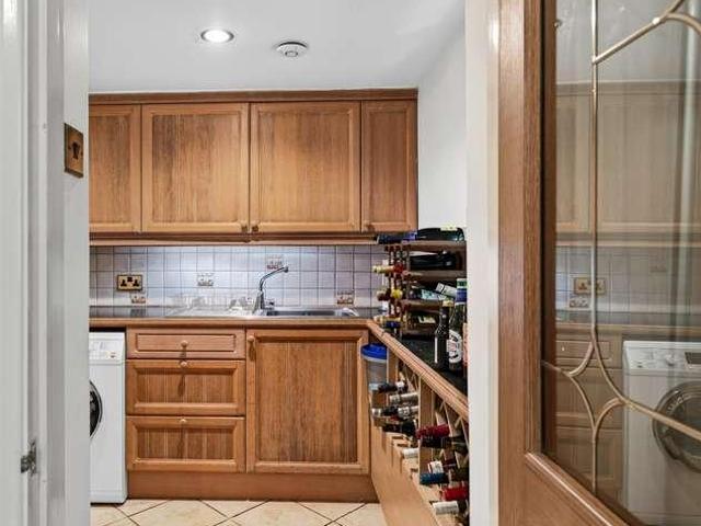 6 bed house for sale