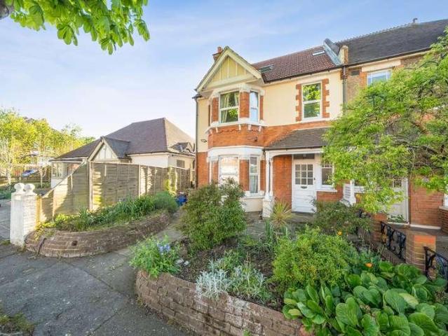 6 bed house for sale