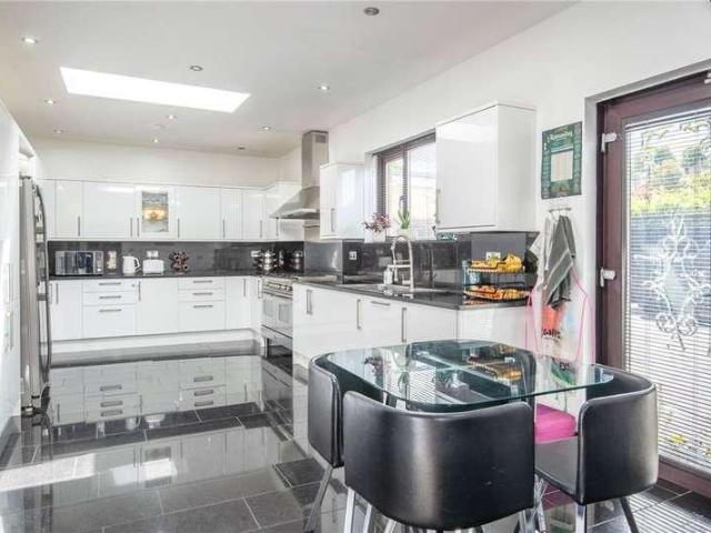6 bed house for sale