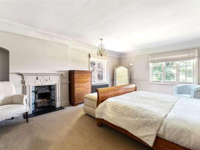 6 bed house for sale