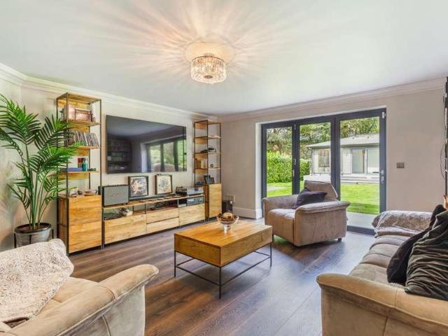 6 bed house for sale