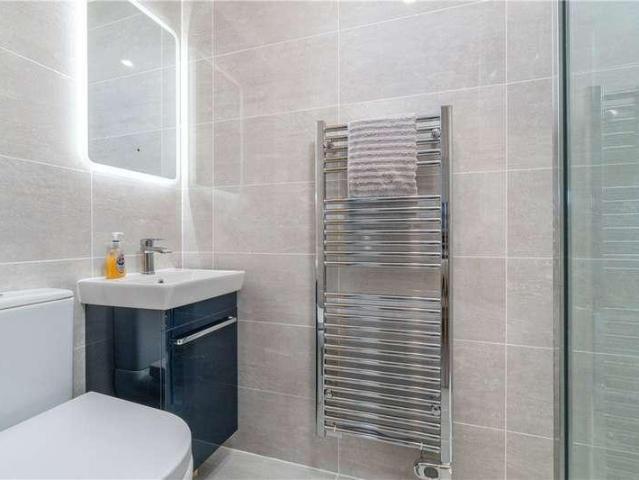 6 bed house for sale