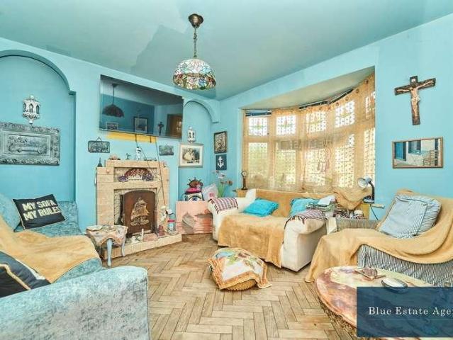 6 bed house for sale