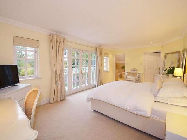 6 bed house for sale