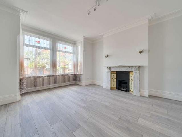 6 bed house for sale