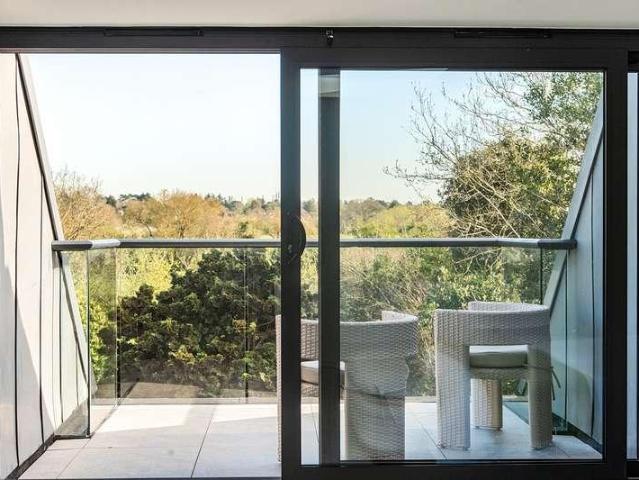6 bed house for sale
