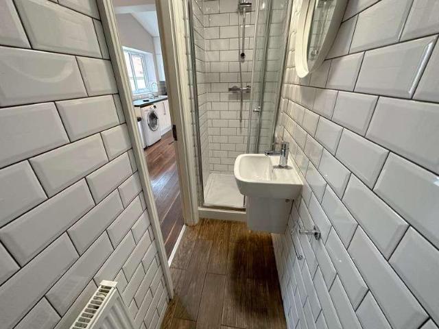 6 bed house for sale
