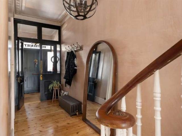 6 bed house for sale