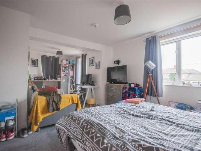 6 bed house for sale
