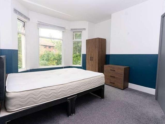 6 bed house for sale