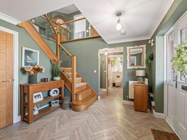6 bed house for sale