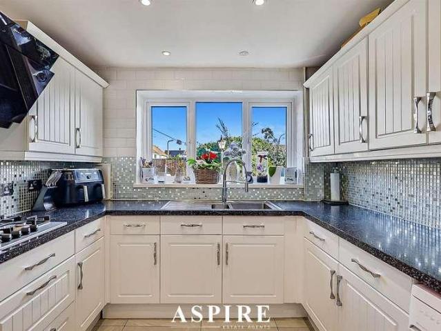 6 bed house for sale