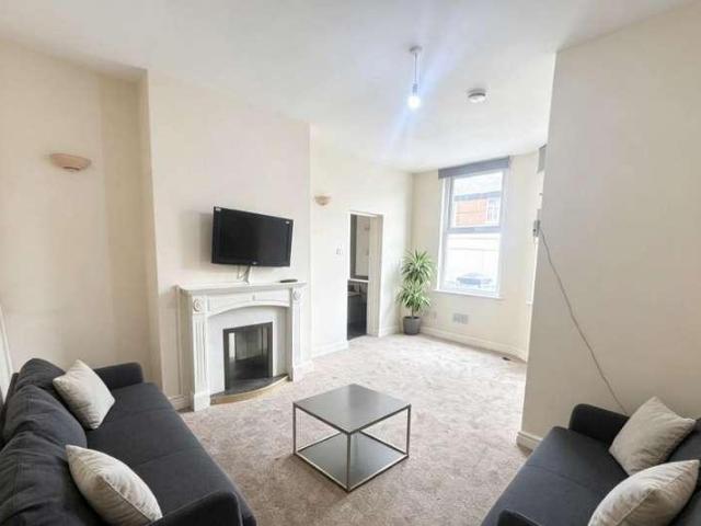 6 bed house for sale