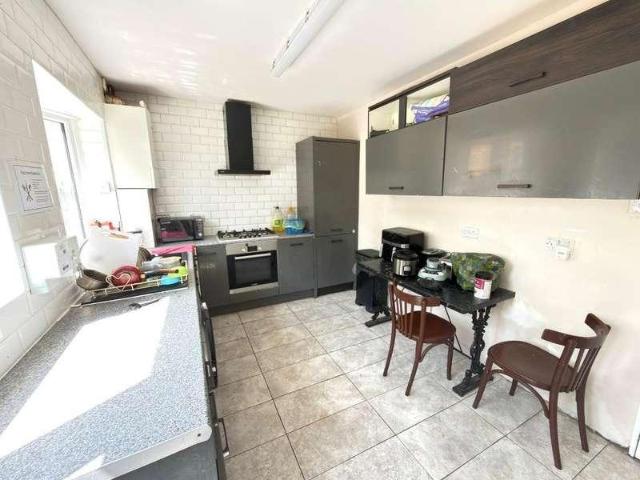 6 bed house for sale
