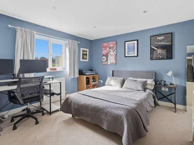 6 bed house for sale