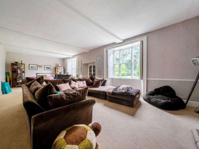 6 bed house for sale