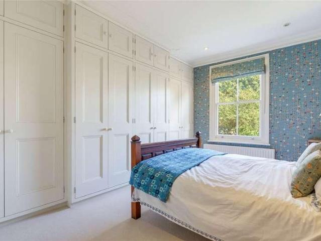 6 bed house for sale