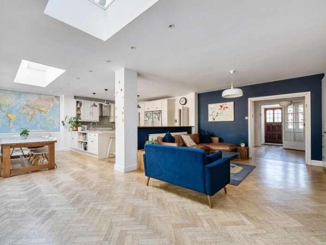 6 bed house for sale