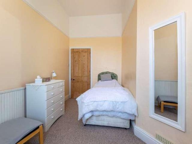 6 bed house for sale