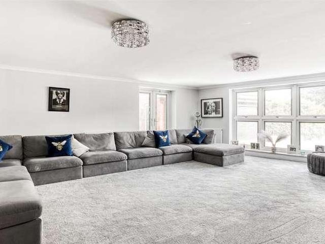 6 bed house for sale