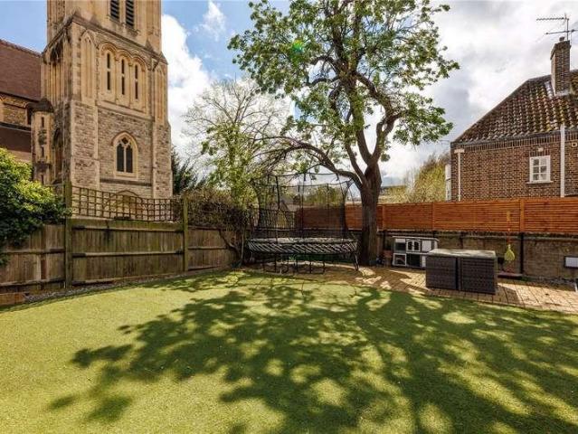 6 bed house for sale