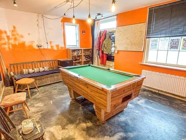 6 bed house for sale