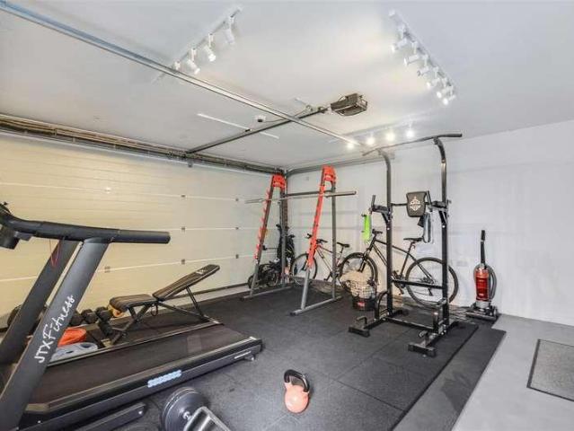 6 bed house for sale
