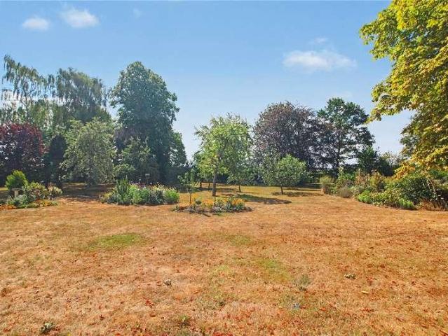 6 bed house for sale
