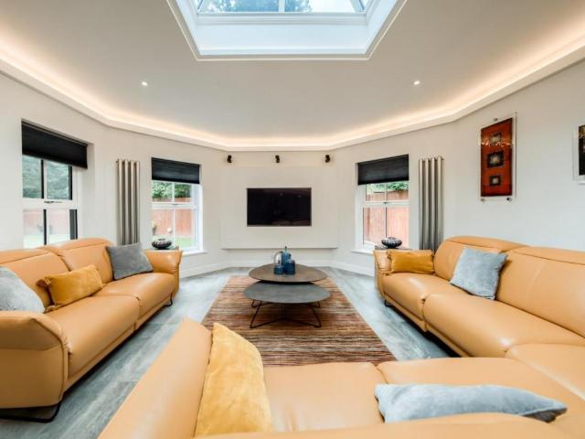 6 bed house for sale
