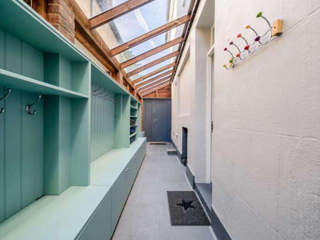 6 bed house for sale