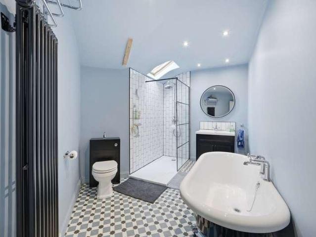 6 bed house for sale