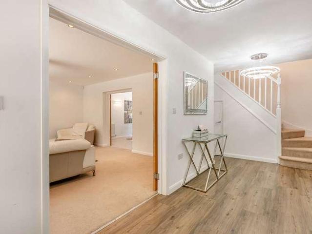 6 bed house for sale
