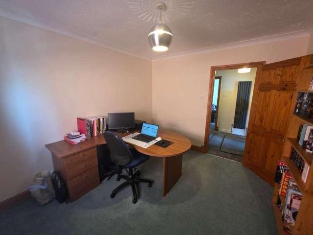 6 bed house for sale