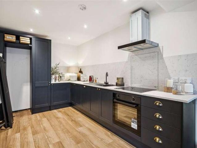 6 bed house for sale