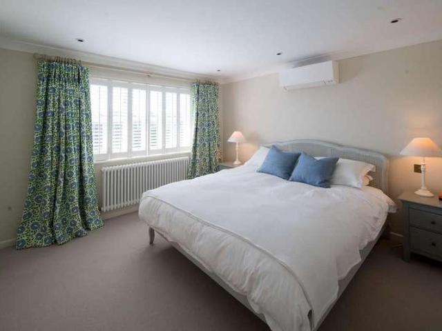 6 bed house for sale