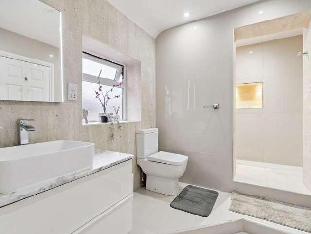 6 bed house for sale