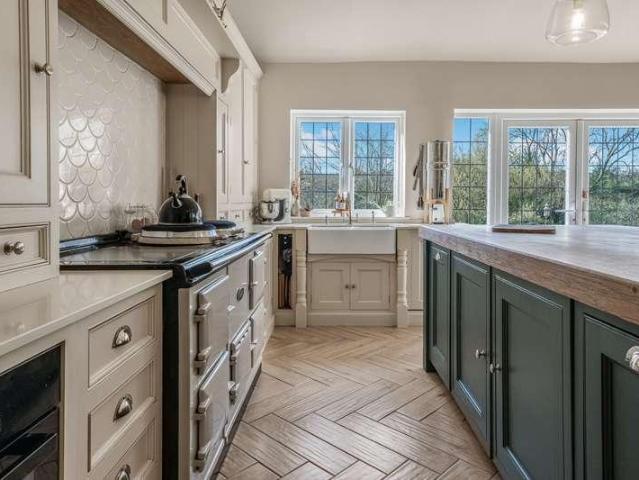 6 bed house for sale