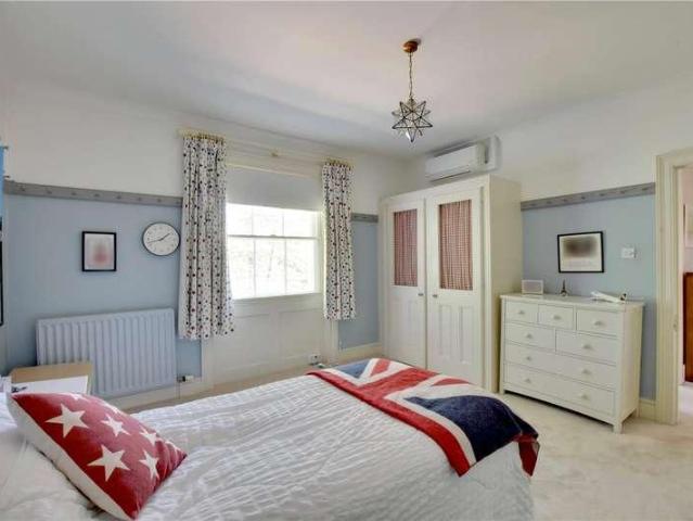 6 bed house for sale