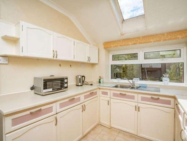 6 bed house for sale