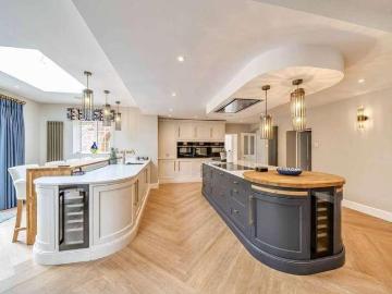 6 bed house for sale