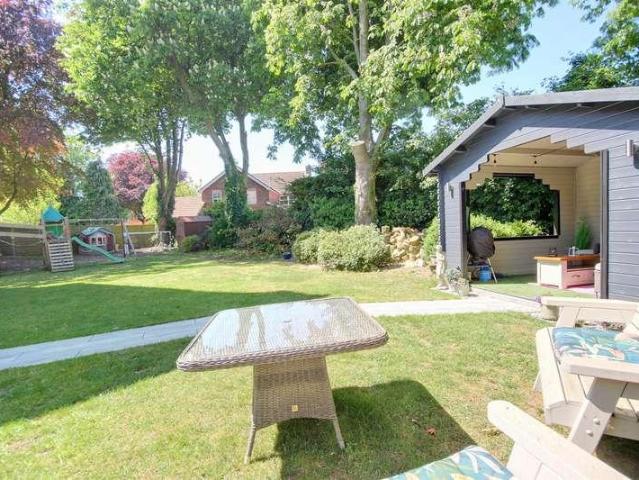 6 bed house for sale