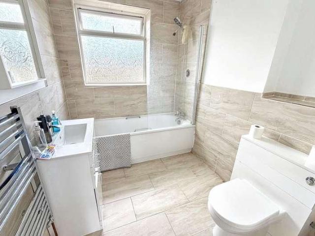 6 bed house for sale