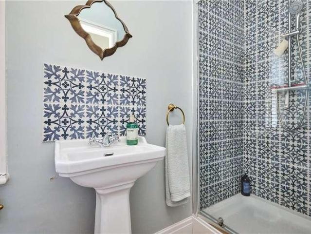 6 bed house for sale