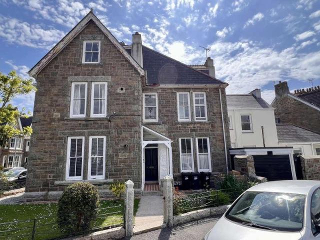 6 bed house for sale